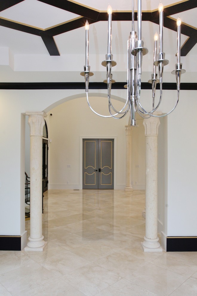 Diseño de comedor contemporáneo extra grande abierto con suelo de mármol, paredes blancas, suelo beige y casetón