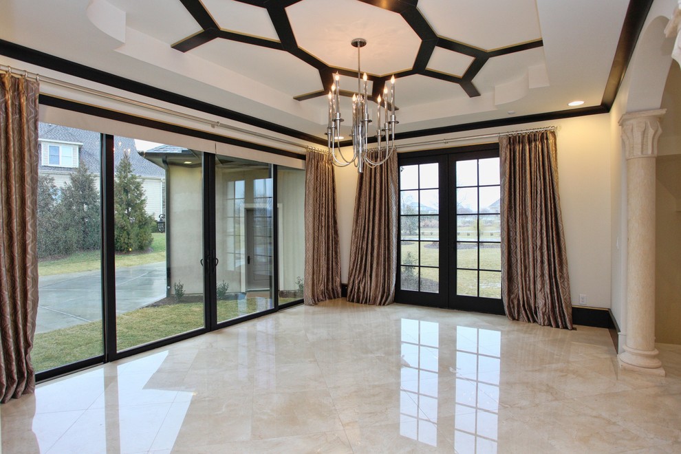 Cette photo montre une très grande salle à manger ouverte sur le salon tendance avec un sol en marbre, un mur blanc, un sol beige et un plafond à caissons.