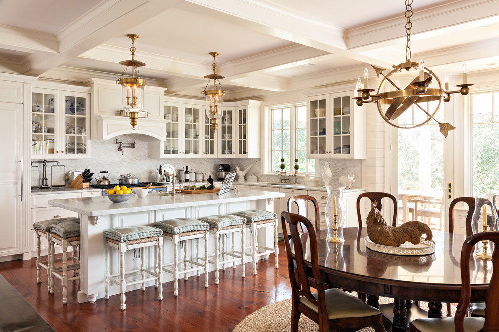 Стильный дизайн: кухня-столовая в классическом стиле с белыми стенами и паркетным полом среднего тона - последний тренд