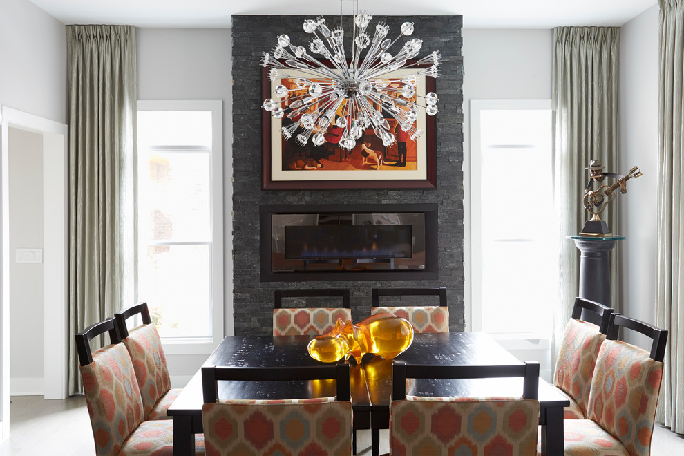 Cette image montre une rideau de salle à manger design avec un mur gris, parquet clair et une cheminée ribbon.