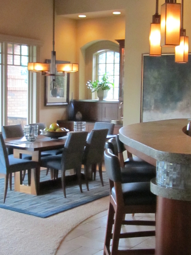 Aménagement d'une grande salle à manger ouverte sur la cuisine classique avec un mur beige, moquette et aucune cheminée.