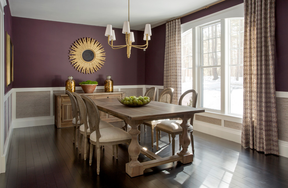 Imagen de comedor clásico renovado de tamaño medio cerrado sin chimenea con paredes púrpuras y suelo de madera oscura