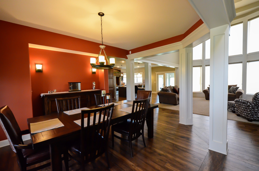 Источник вдохновения для домашнего уюта: большая гостиная-столовая в стиле кантри с оранжевыми стенами и темным паркетным полом