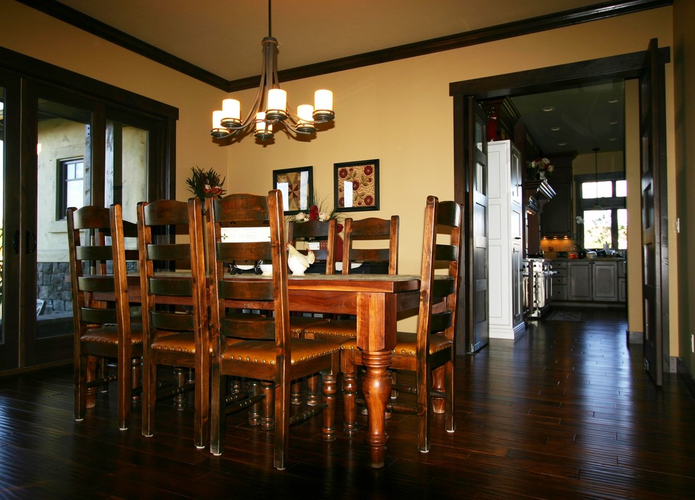 Imagen de comedor de estilo americano de tamaño medio cerrado con suelo de madera oscura, chimenea de doble cara y marco de chimenea de baldosas y/o azulejos