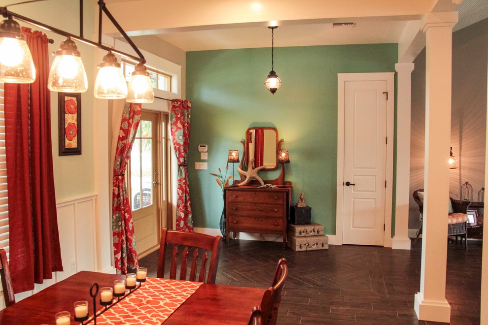 Réalisation d'une salle à manger ouverte sur la cuisine marine de taille moyenne avec un mur multicolore, un sol en bois brun et un sol marron.