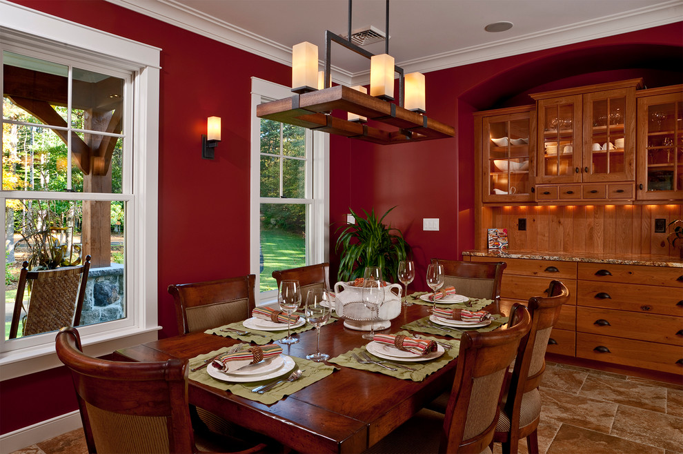Imagen de comedor clásico con paredes rojas
