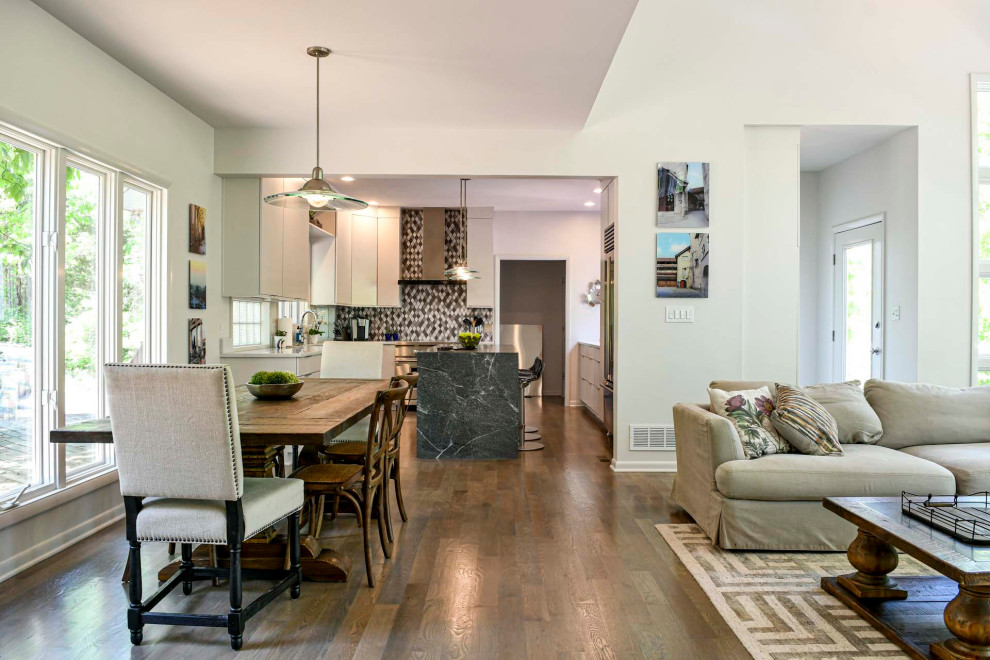 Cette image montre une petite salle à manger ouverte sur le salon design avec un mur gris, un sol en bois brun et un sol marron.