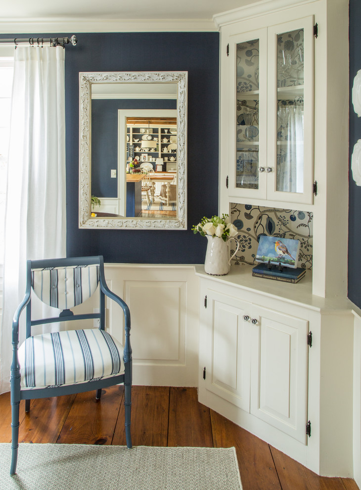 Imagen de comedor de cocina clásico de tamaño medio con paredes azules y suelo de madera en tonos medios
