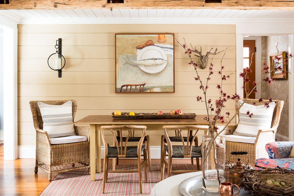 Diseño de comedor campestre con paredes beige y suelo de madera en tonos medios