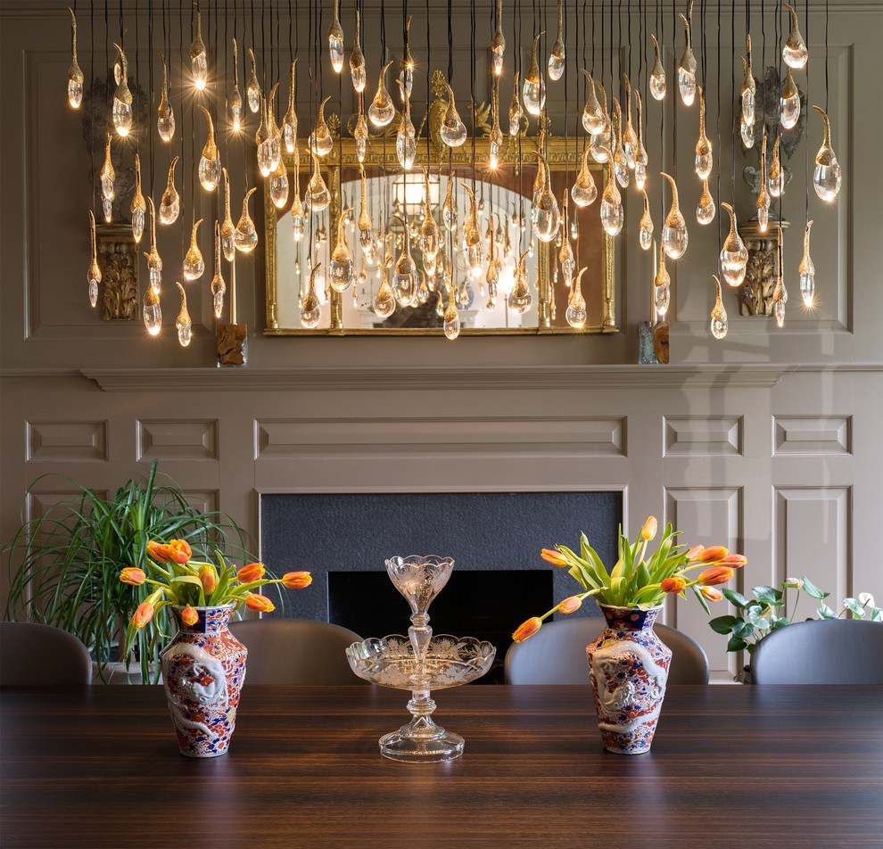 Diseño de comedor de cocina bohemio con paredes blancas, todas las chimeneas y marco de chimenea de piedra