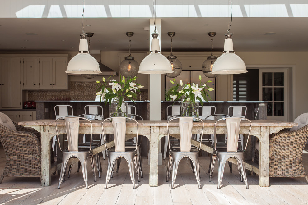 Immagine di una sala da pranzo aperta verso la cucina shabby-chic style