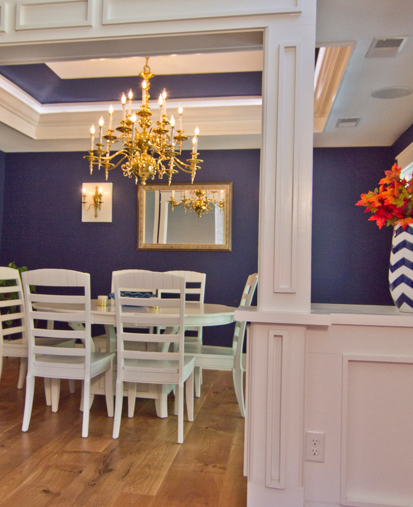 Inredning av en klassisk mellanstor separat matplats, med blå väggar, ljust trägolv och brunt golv