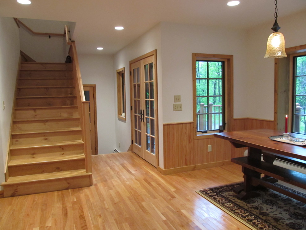Kleine Rustikale Wohnküche ohne Kamin mit weißer Wandfarbe, hellem Holzboden und beigem Boden in Burlington
