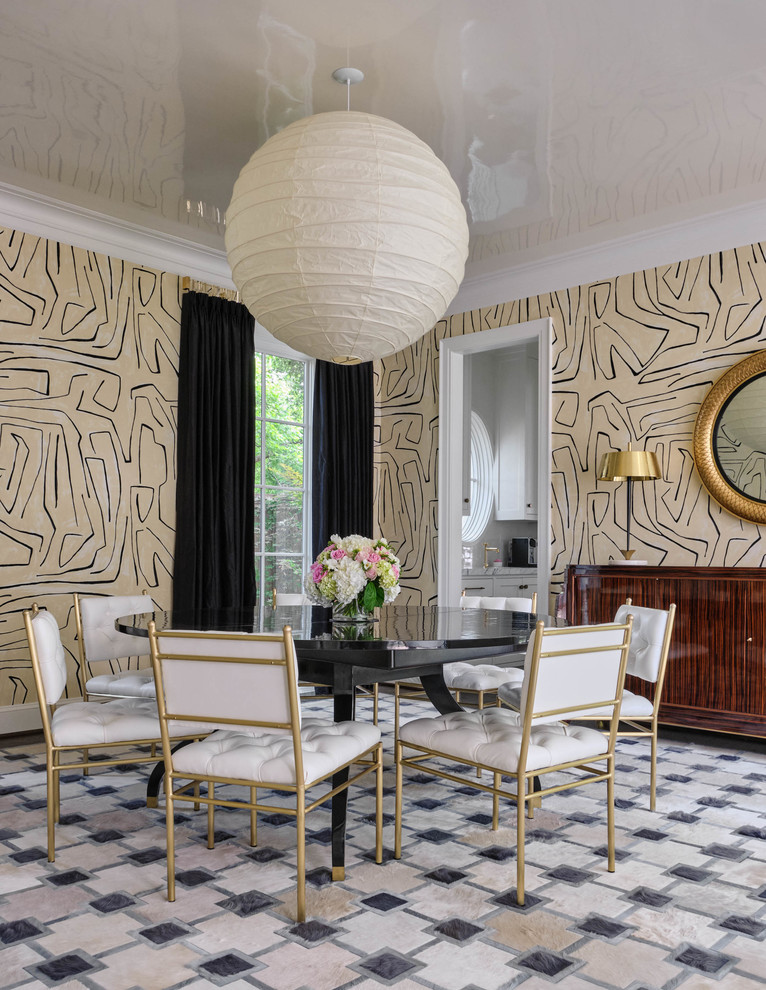 Inspiration för klassiska matplatser, med beige väggar och flerfärgat golv