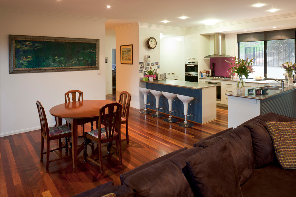 Kleine Moderne Wohnküche mit beiger Wandfarbe und braunem Holzboden in Brisbane