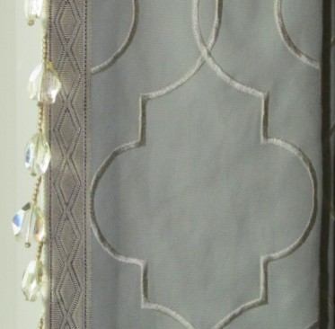 Идея дизайна: столовая среднего размера в стиле неоклассика (современная классика) с коричневыми стенами и темным паркетным полом