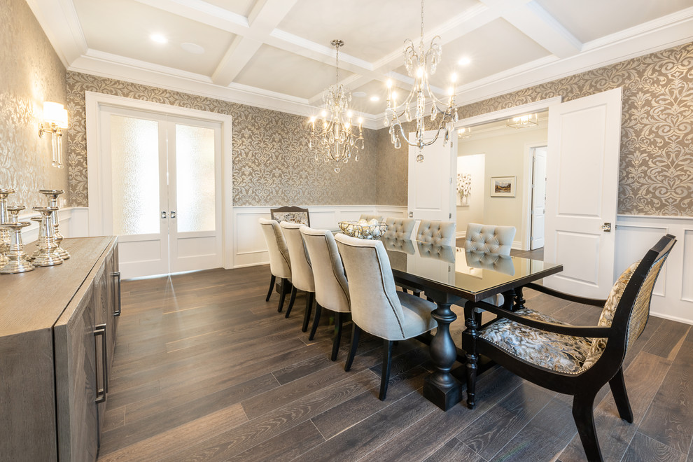 Idee per una sala da pranzo aperta verso la cucina classica con pareti beige, pavimento in legno massello medio, pavimento marrone, soffitto a cassettoni e boiserie