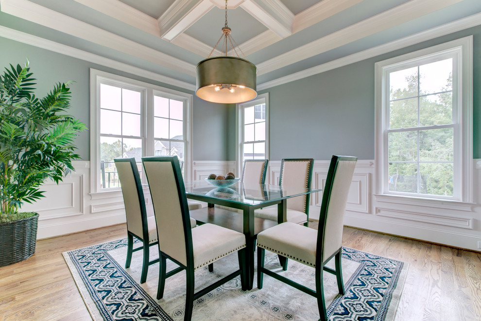 Ejemplo de comedor clásico con paredes azules, suelo de madera en tonos medios y suelo marrón