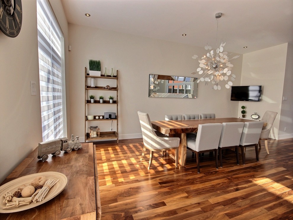 Idee per un'ampia sala da pranzo aperta verso la cucina minimalista con pareti beige, pavimento in legno massello medio e nessun camino