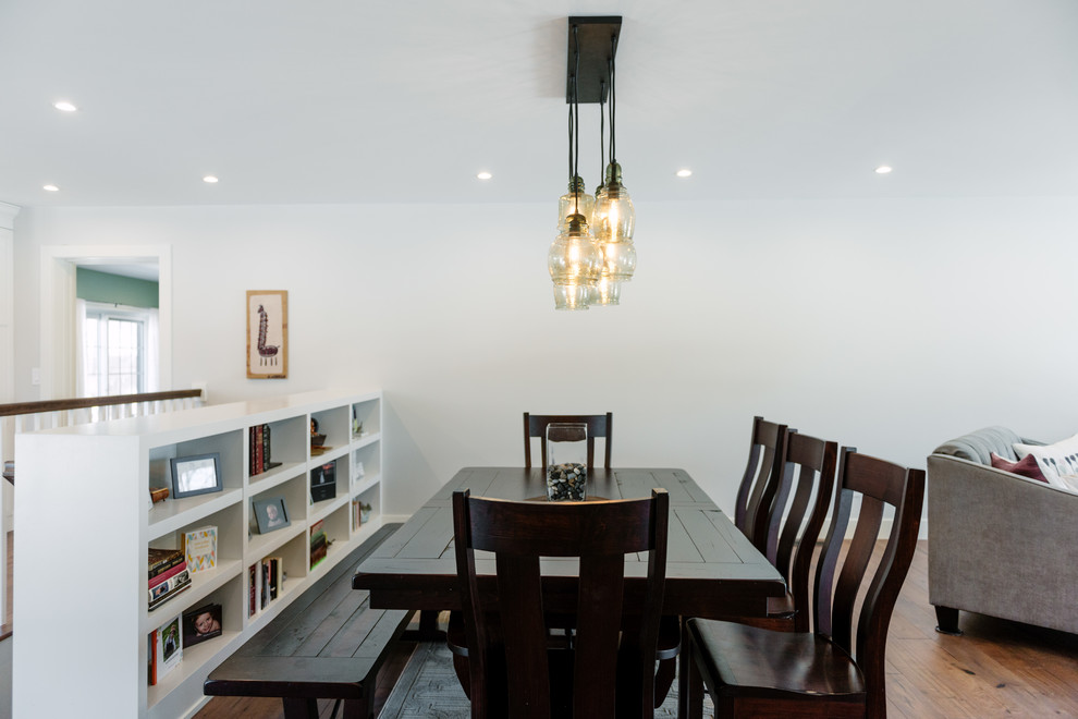 Esempio di una grande sala da pranzo aperta verso il soggiorno chic con pareti grigie, pavimento in legno massello medio e pavimento marrone