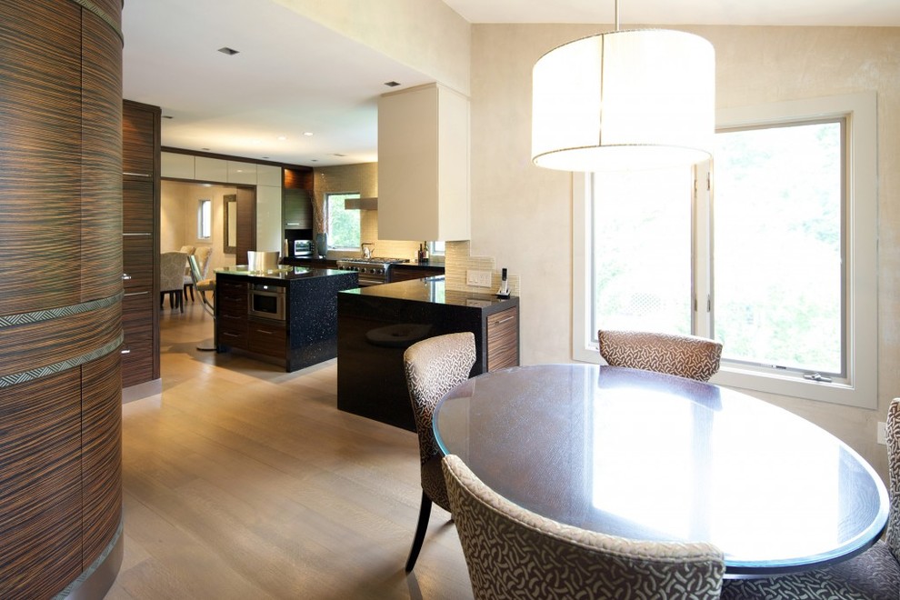 Cette photo montre une salle à manger ouverte sur la cuisine tendance de taille moyenne avec un mur beige, parquet clair et aucune cheminée.