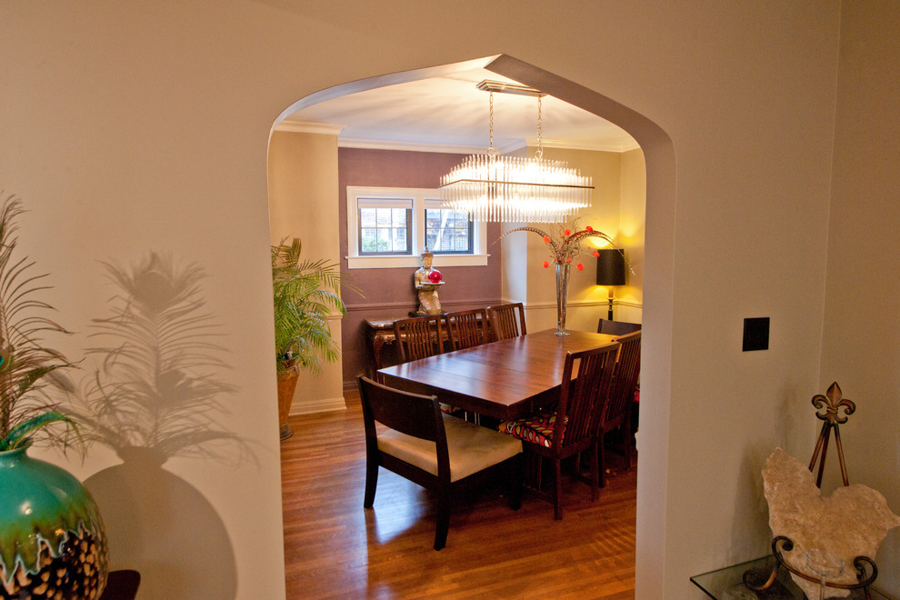 Réalisation d'une petite salle à manger ouverte sur la cuisine bohème avec un mur multicolore, un sol en bois brun et aucune cheminée.