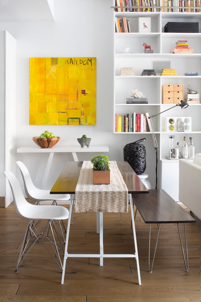 Offenes, Kleines Modernes Esszimmer ohne Kamin mit weißer Wandfarbe und braunem Holzboden in New York