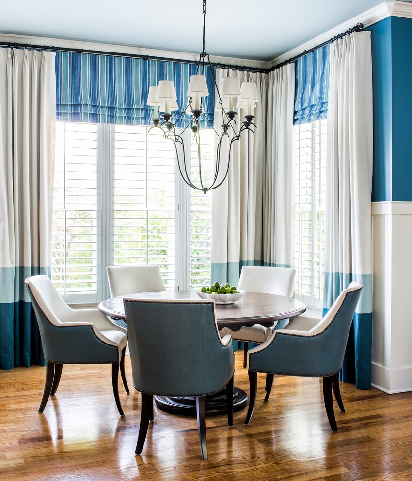 Foto di una sala da pranzo aperta verso la cucina contemporanea di medie dimensioni con pareti blu, parquet scuro e pavimento marrone