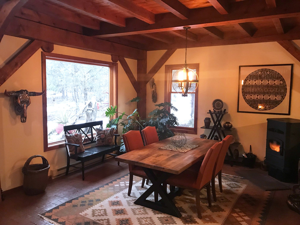 Immagine di una sala da pranzo aperta verso il soggiorno stile rurale di medie dimensioni con pareti bianche, pavimento in mattoni, nessun camino e pavimento marrone