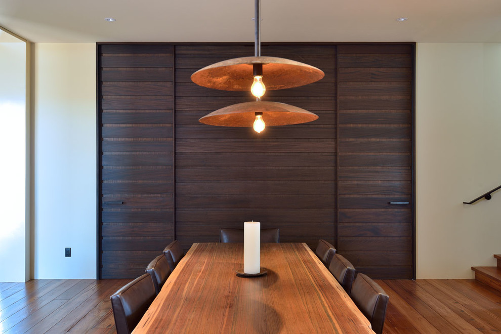 Ispirazione per una grande sala da pranzo design chiusa con pavimento in legno massello medio e pareti bianche