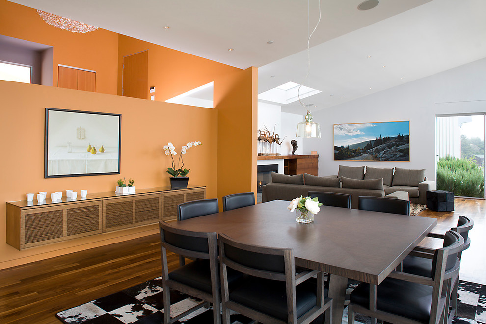 Свежая идея для дизайна: гостиная-столовая в современном стиле с оранжевыми стенами - отличное фото интерьера