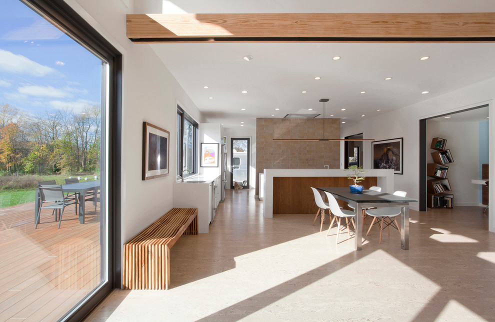 Idee per una sala da pranzo aperta verso la cucina minimal di medie dimensioni con pareti bianche, pavimento in sughero e pavimento beige