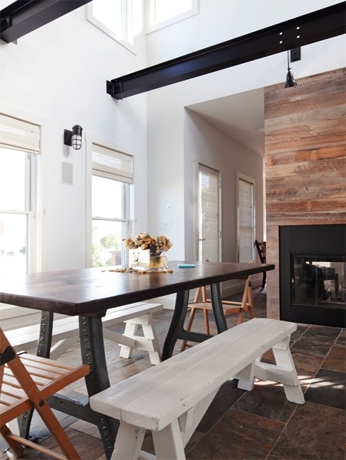Kleine Moderne Wohnküche mit weißer Wandfarbe, Schieferboden, Tunnelkamin, Kaminumrandung aus Holz und buntem Boden in New York