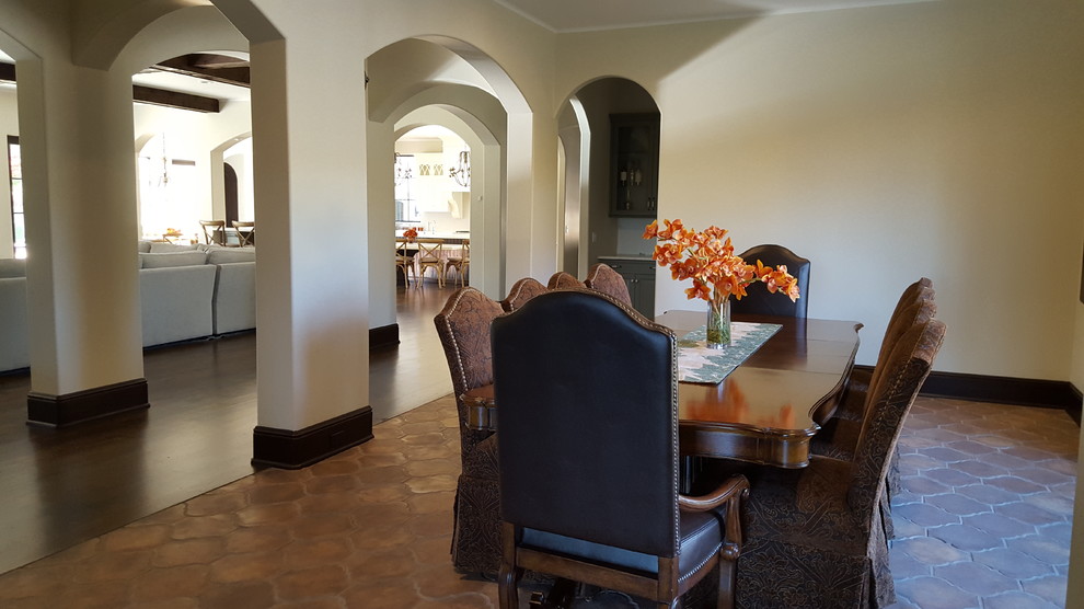 Ispirazione per una grande sala da pranzo mediterranea chiusa con pavimento in terracotta, pareti beige, nessun camino e pavimento arancione