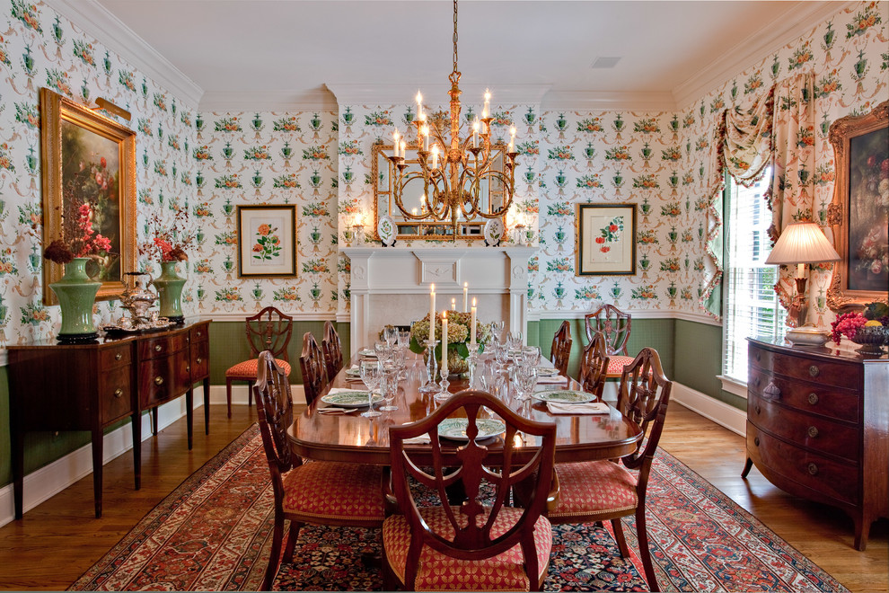Idées déco pour une salle à manger victorienne fermée avec un mur multicolore, parquet foncé, une cheminée standard et un sol marron.