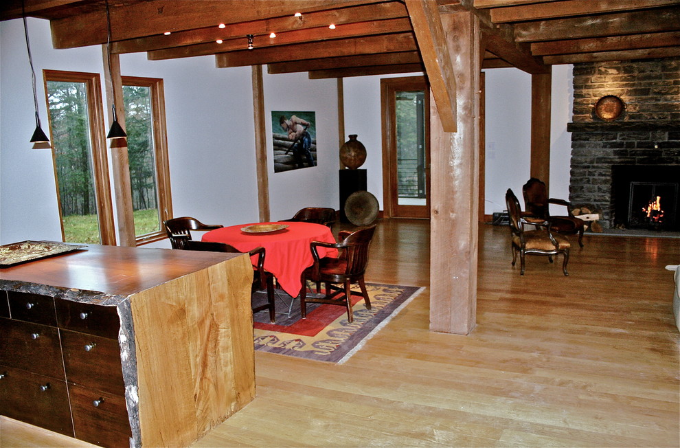 Foto på ett stort rustikt kök med matplats, med vita väggar, mellanmörkt trägolv, en standard öppen spis och en spiselkrans i sten