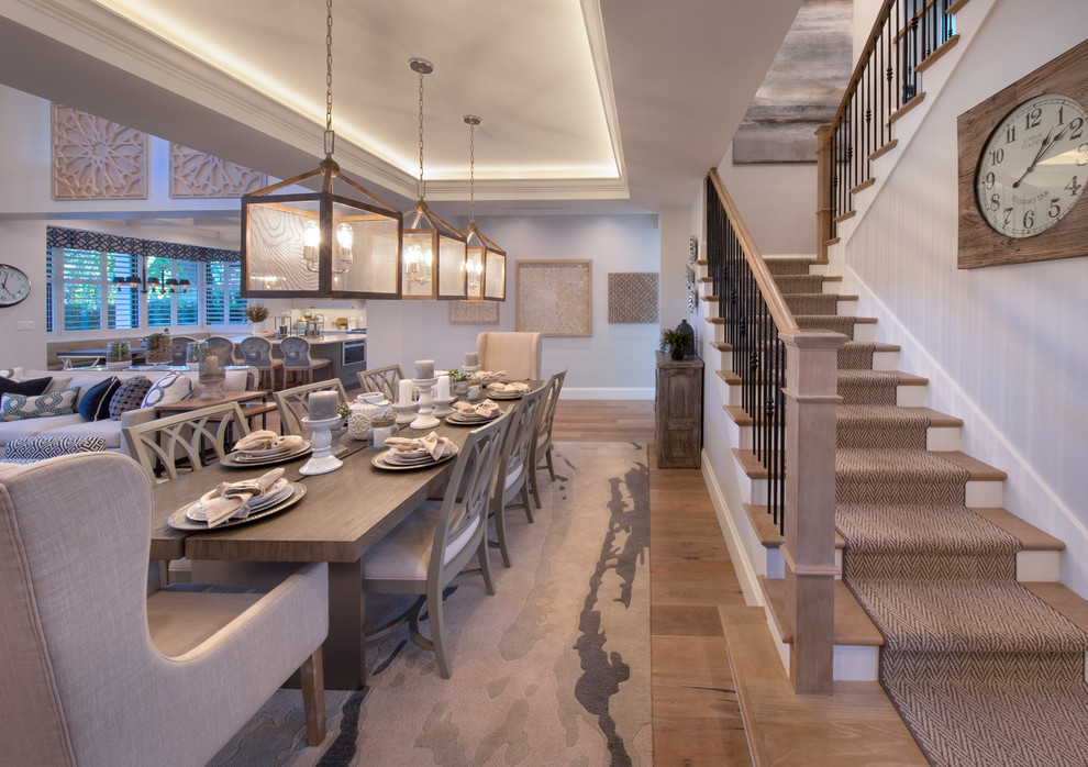 Imagen de comedor clásico renovado grande abierto con paredes grises, suelo de madera en tonos medios y suelo marrón