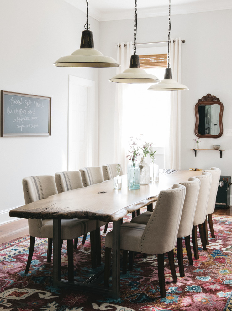 Inspiration pour une salle à manger rustique fermée avec un mur blanc.