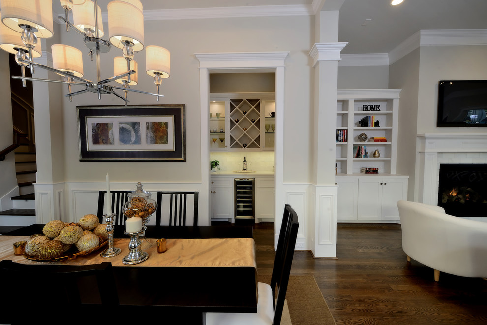 Aménagement d'une grande salle à manger ouverte sur la cuisine classique avec parquet foncé, un mur gris, une cheminée standard et un manteau de cheminée en carrelage.