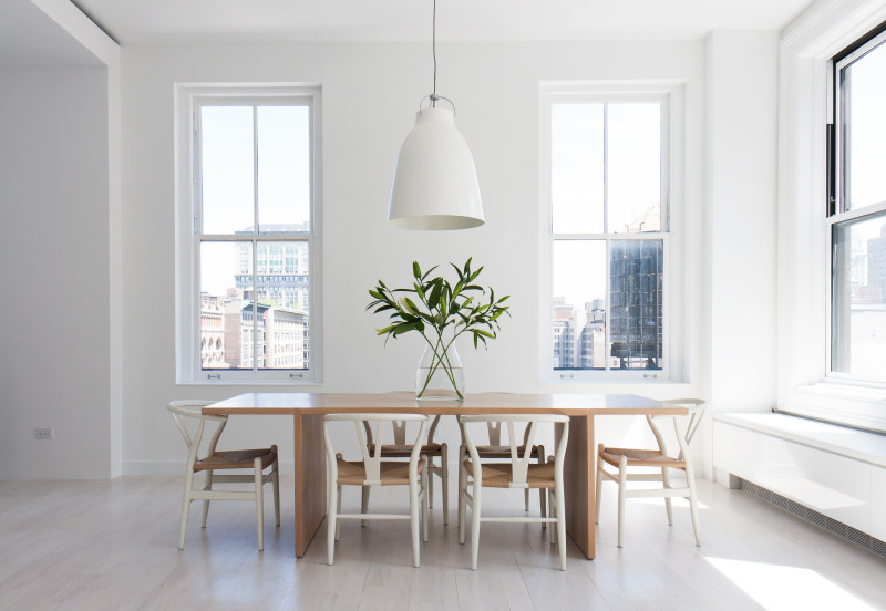 Inspiration pour une salle à manger ouverte sur le salon minimaliste de taille moyenne avec un mur blanc.