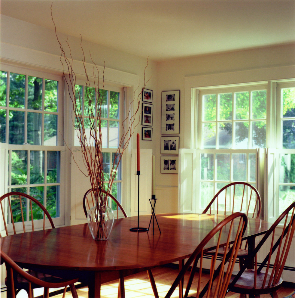 Foto di una sala da pranzo aperta verso la cucina chic di medie dimensioni con pareti bianche e parquet chiaro