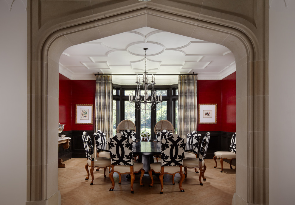 Esempio di un'ampia sala da pranzo mediterranea chiusa con pareti rosse e parquet chiaro