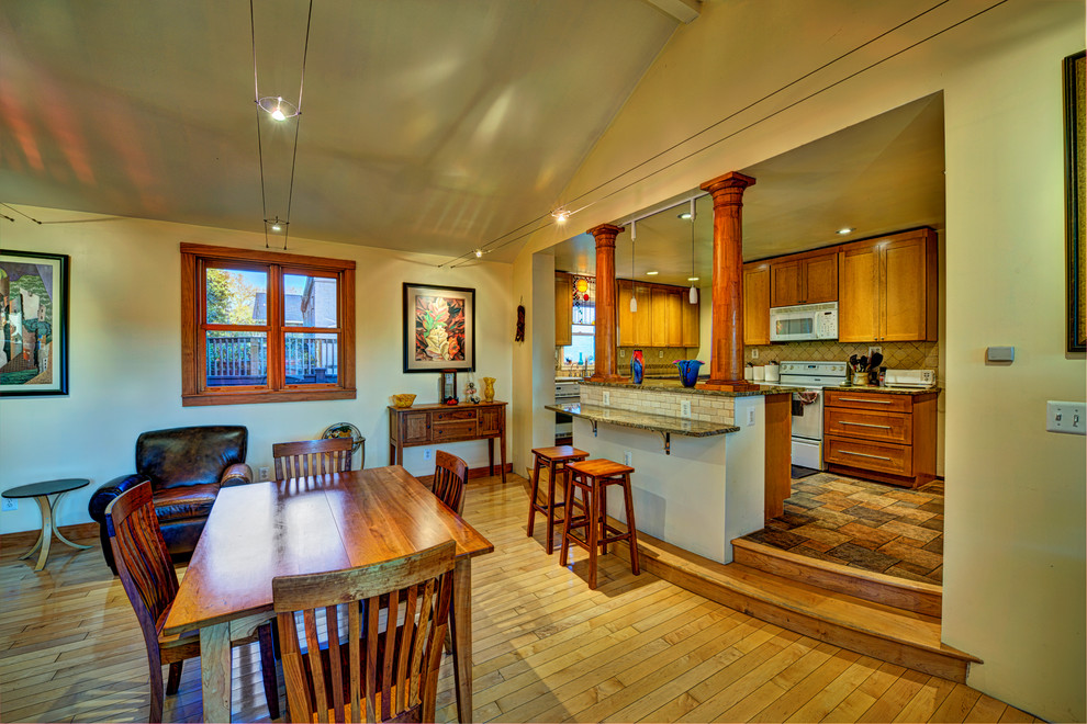 Mittelgroße Klassische Wohnküche ohne Kamin mit beiger Wandfarbe und hellem Holzboden in Washington, D.C.