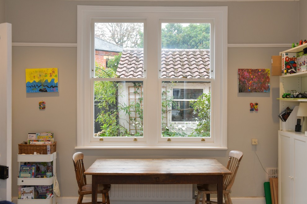 This is an example of a traditional dining room in Berkshire.
