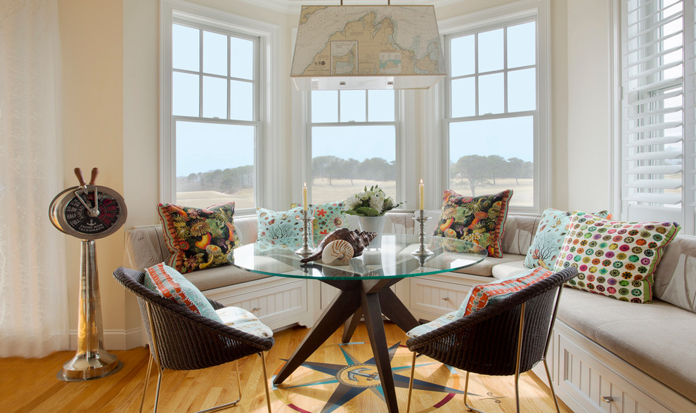 Esempio di una sala da pranzo aperta verso il soggiorno stile marino di medie dimensioni con pareti beige, parquet chiaro, nessun camino e pavimento beige