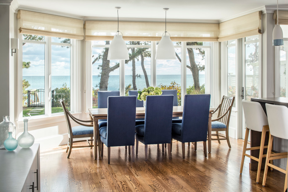 Idee per una sala da pranzo aperta verso la cucina stile marino di medie dimensioni con pareti bianche, pavimento in legno massello medio e camino classico
