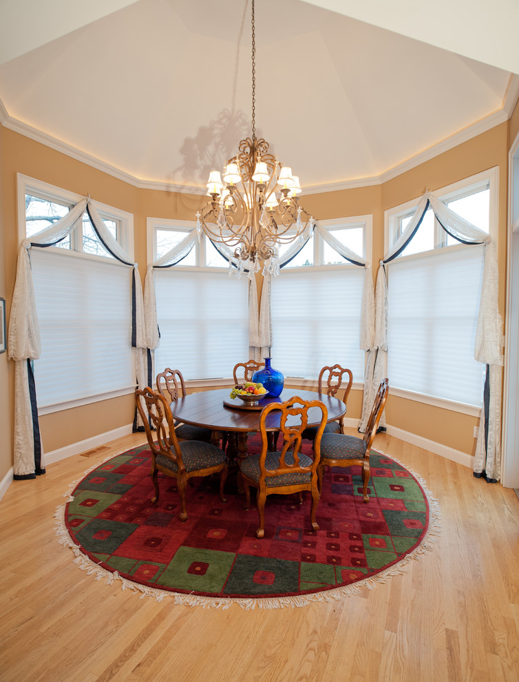 Idée de décoration pour une grande salle à manger ouverte sur le salon tradition avec un mur beige, parquet clair et aucune cheminée.