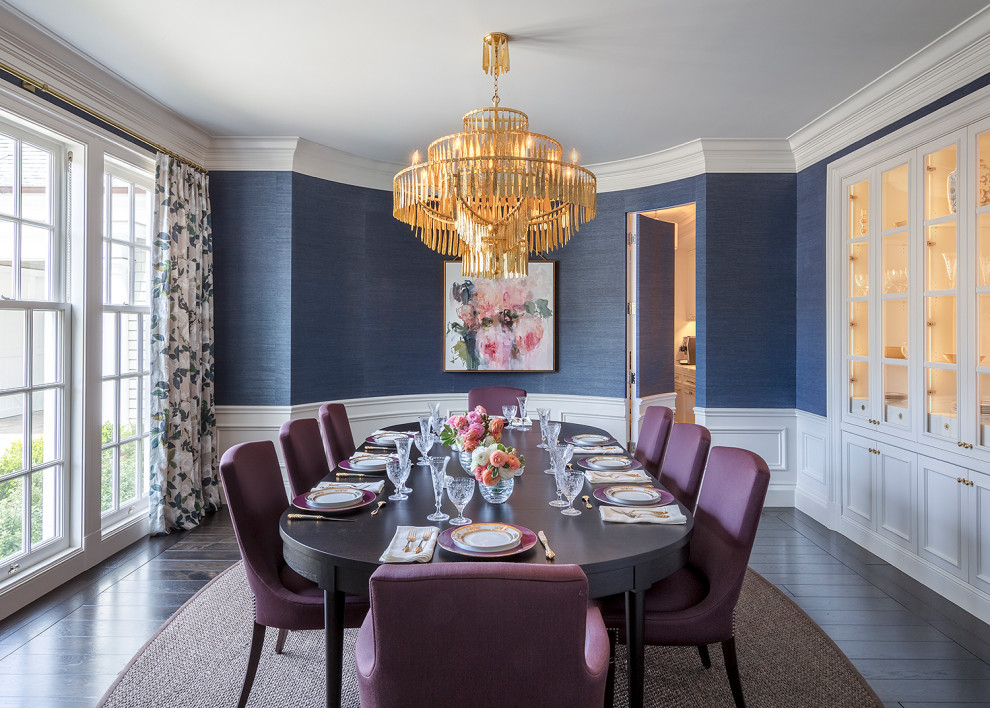 Idee per una sala da pranzo classica chiusa e di medie dimensioni con pareti blu, parquet scuro e pavimento marrone
