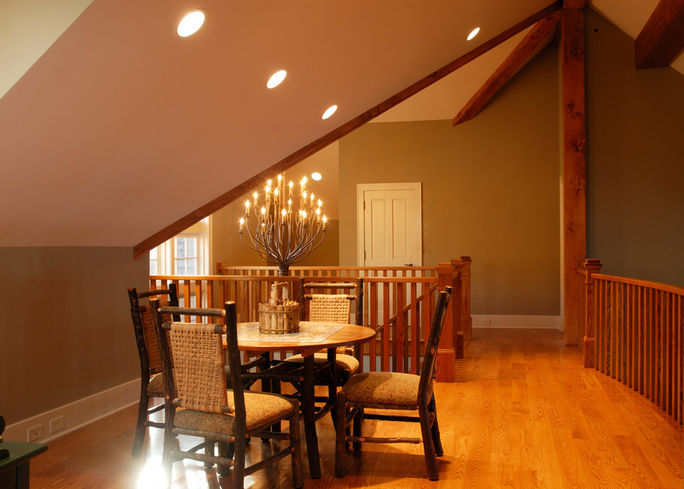 Foto di una sala da pranzo aperta verso il soggiorno contemporanea di medie dimensioni con pareti grigie e pavimento in legno massello medio