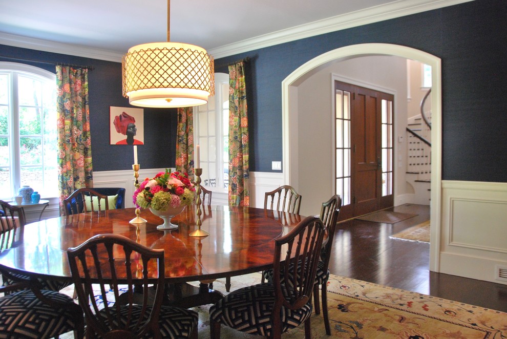 Foto di una grande sala da pranzo classica chiusa con pareti blu, pavimento in legno massello medio, nessun camino e pavimento marrone